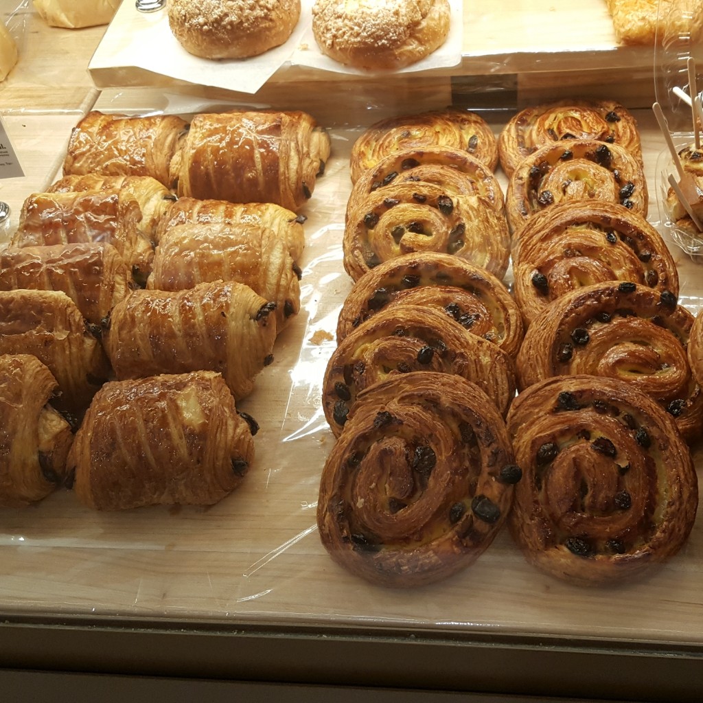 An Artisan Bakery Serving a Unique Selection of Freshly Baked Bread
Since its launch in the United States in 2004, TOUS les JOURS has developed into a reputable bakery & café franchise,
specializing in French-Asian inspired baked goods, passionately made from the finest ingredients.
At TOUS les JOURS, we offer more than 300 different kinds of bakery goods, including bread, pastries, cakes, desserts, and beverages.
We bake each day to provide fresh products for our guests and take pride in sourc