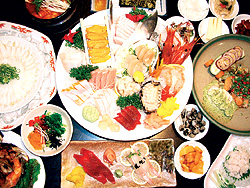 푸짐·저렴한 가격 '런치 도시락'세숫대야 회덮밥' 맛·양에 압도
